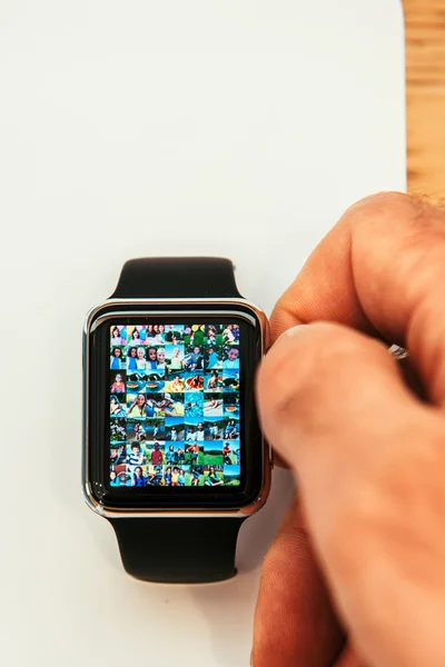 Apple Watch начинает продавать по всему миру - первые умные часы от App — стоковое фото