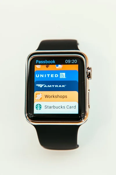 Apple Watch comienza a vender en todo el mundo - primer smartwatch desde la aplicación — Foto de Stock