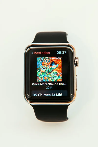 苹果手表开始销售世界各地-从应用程序的第一个 smartwatch — 图库照片