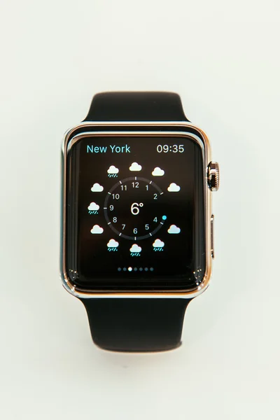 Apple Watch začíná prodávat po celém světě - první smartwatch z App — Stock fotografie