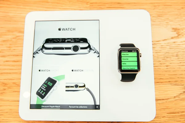 アップル ウォッチ起動アプリから最初のスマートウォッチの販売世界中 - — ストック写真