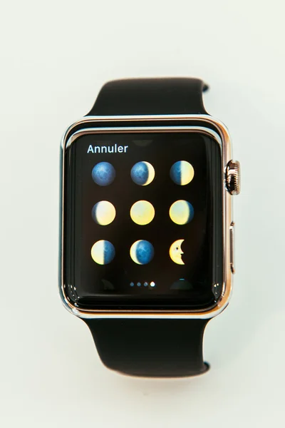 Apple Watch alkaa myydä maailmanlaajuisesti ensimmäinen älykello App — kuvapankkivalokuva