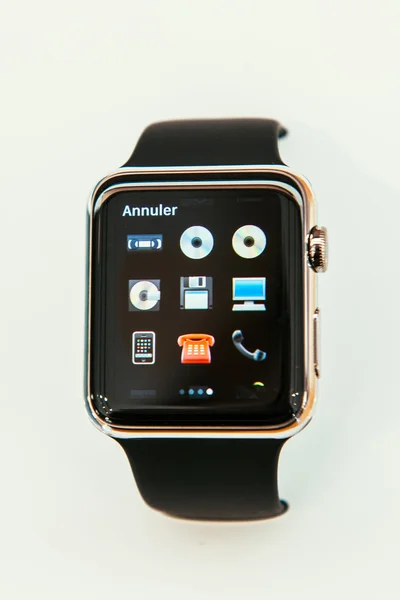 Apple Watch comienza a vender en todo el mundo - primer smartwatch desde la aplicación —  Fotos de Stock