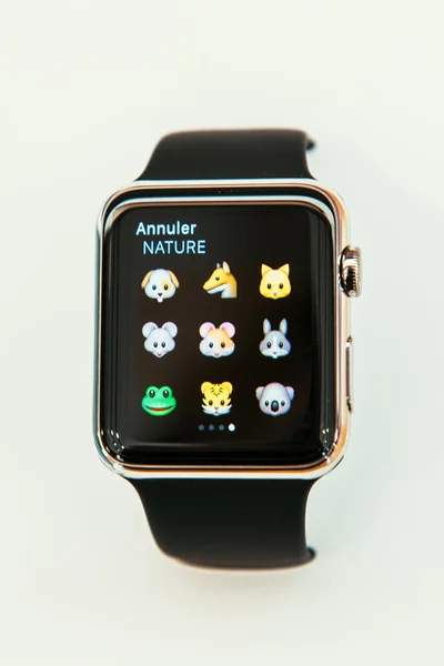 Apple watch rozpoczyna sprzedaż na całym świecie - pierwszy pokładzie smartwatch z aplikacji — Zdjęcie stockowe