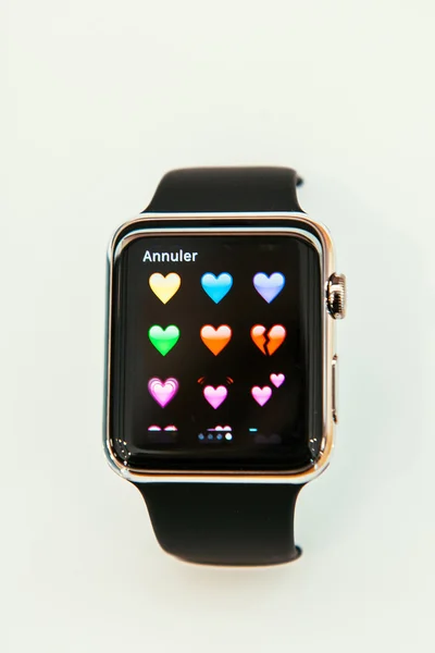 Apple Watch comienza a vender en todo el mundo - primer smartwatch desde la aplicación — Foto de Stock