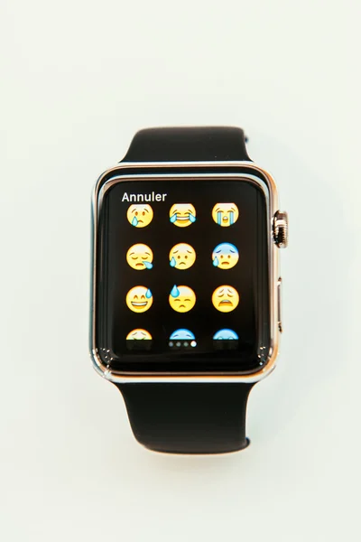 Apple Watch comienza a vender en todo el mundo - primer smartwatch desde la aplicación —  Fotos de Stock