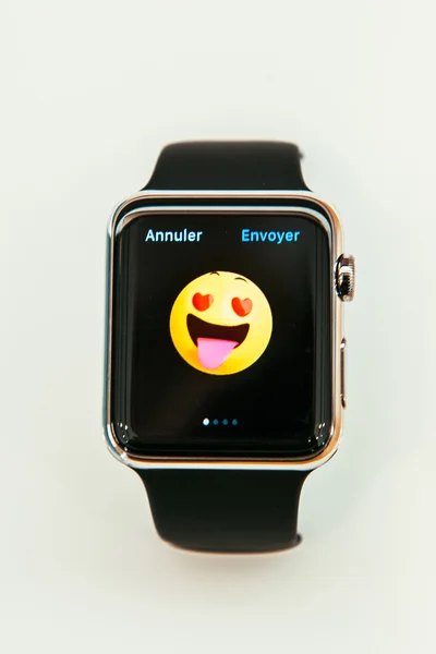 Apple horloge begint verkoop wereldwijd - eerste smartwatch van App — Stockfoto