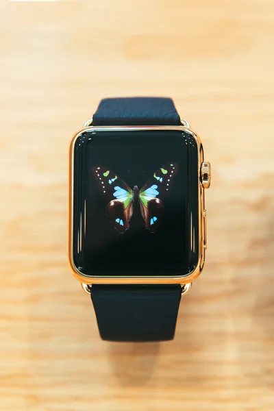 Apple Watch comienza a vender en todo el mundo - primer smartwatch desde la aplicación —  Fotos de Stock