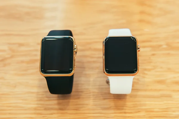 Apple horloge begint verkoop wereldwijd - eerste smartwatch van App — Stockfoto