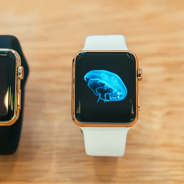 Apple ρολόι ξεκινά πώληση σε όλο τον κόσμο - πρώτη smartwatch από App — Φωτογραφία Αρχείου