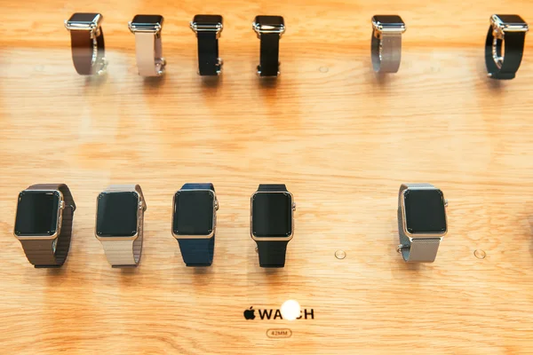 Apple Watch commence à vendre dans le monde entier - première smartwatch d'App — Photo