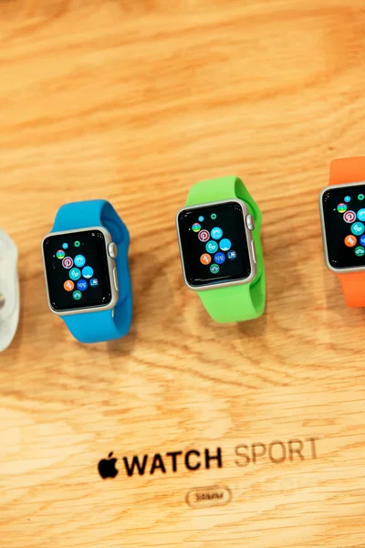 애플 시계 시작 응용 프로그램에서 첫 번째 smartwatch 전세계-판매 — 스톡 사진