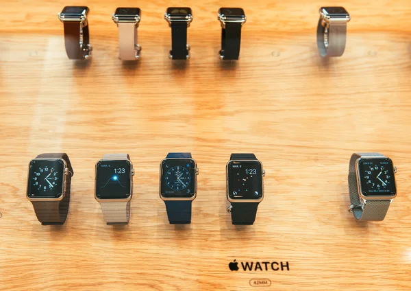 Apple Watch เริ่มจําหน่ายทั่วโลก นาฬิกาสมาร์ทวอชแรกจาก App — ภาพถ่ายสต็อก