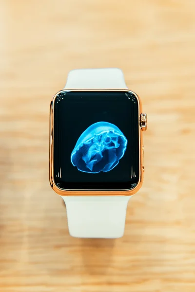 Apple Watch начинает продавать по всему миру - первые умные часы от App — стоковое фото