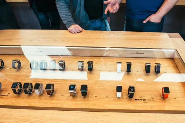 Apple Watch comienza a vender en todo el mundo - primer smartwatch desde la aplicación —  Fotos de Stock