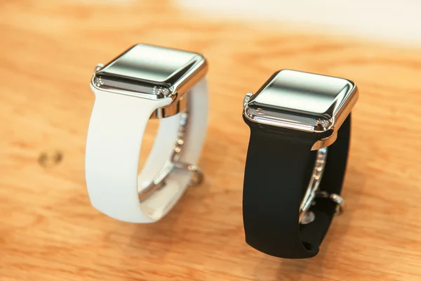 Apple watch rozpoczyna sprzedaż na całym świecie - pierwszy pokładzie smartwatch z aplikacji — Zdjęcie stockowe