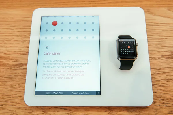 Дивитися Apple починає продажу по всьому світу - перший smartwatch від App — стокове фото
