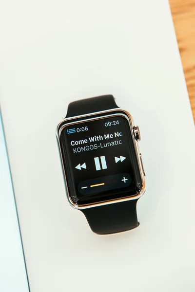 Apple Watch comienza a vender en todo el mundo - primer smartwatch desde la aplicación —  Fotos de Stock