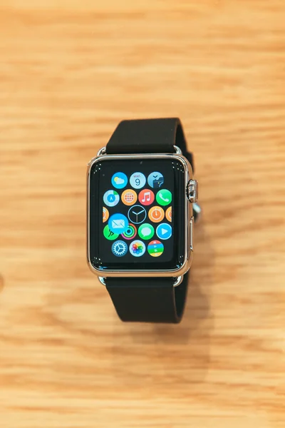 Apple Watch inizia a vendere in tutto il mondo primo smartwatch da App — Foto Stock