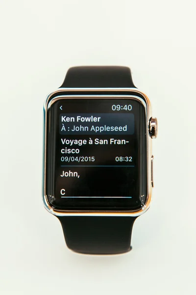 Apple horloge begint verkoop wereldwijd - eerste smartwatch van App — Stockfoto