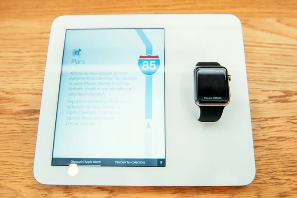 Elma izle başlar dünya çapında - ilk smartwatch App üzerinden satış — Stok fotoğraf