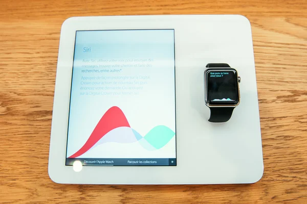 苹果手表开始销售世界各地-从应用程序的第一个 smartwatch — 图库照片