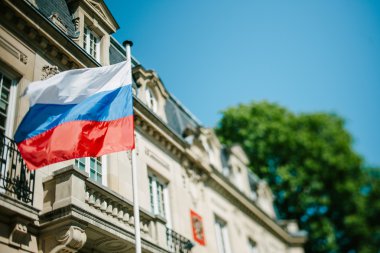 Rusya Federasyonu bayrak Rusya Konsolosluğu önünde sallayarak