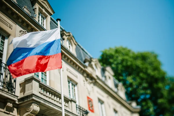 Russian Federation flag waving in front of Consulate of Russia — Stock Photo, Image