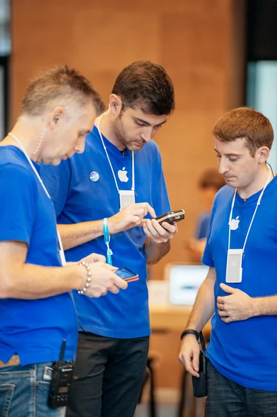 Apple Genius team talks with each other — Stock Photo, Image