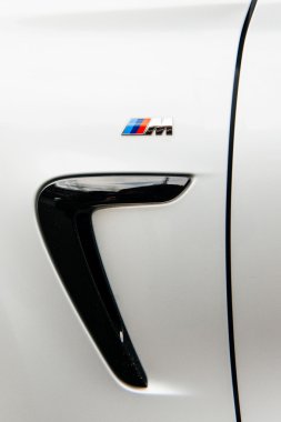 BMW M bir spor araba arka tarafındaki