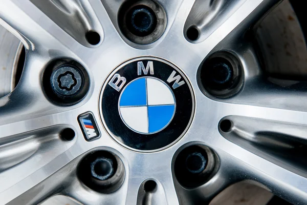 Roda de liga com logotipo da insígnia BMW — Fotografia de Stock