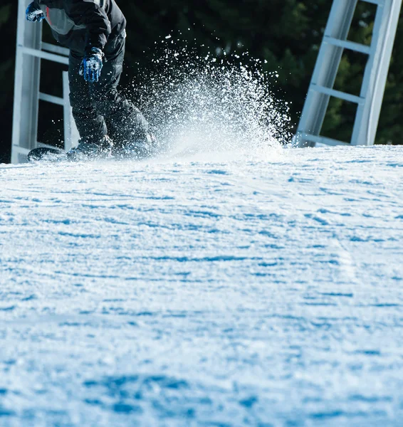 Snowboard rapide avec piste de neige — Photo