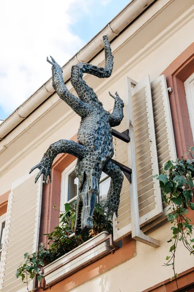 Crocodile Taxidermy on building — Stock Photo, Image