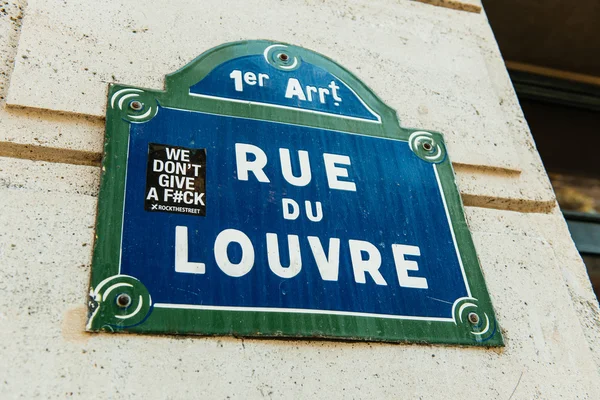Rue du Louvre con pegatina de la ciudad — Foto de Stock