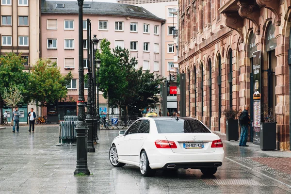 Witte luxe taxi auto — Stockfoto