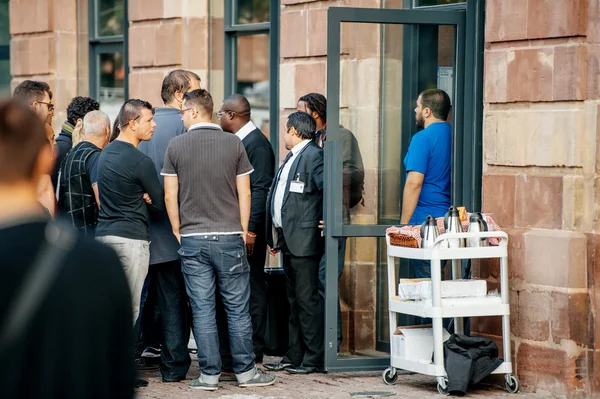 Klanten wachten in de rij buiten — Stockfoto