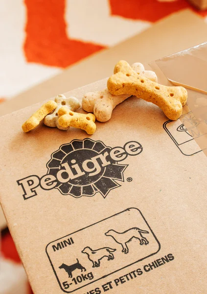 Pedigree box with dog food on top — Stock Photo, Image