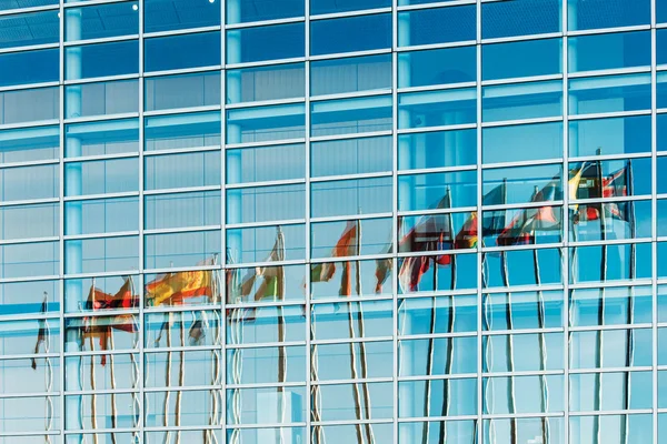 Bandeiras reflectidas no Parlamento Europeu — Fotografia de Stock