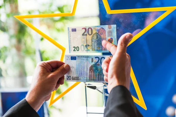 Comparaison des anciens et des nouveaux billets de 20 euros — Photo