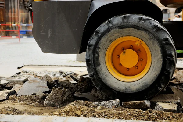 Pneumatico del camion su un asfalto rotto — Foto Stock