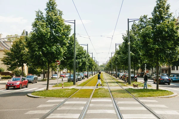 Nero etnicità uomo attraversamento strade — Foto Stock