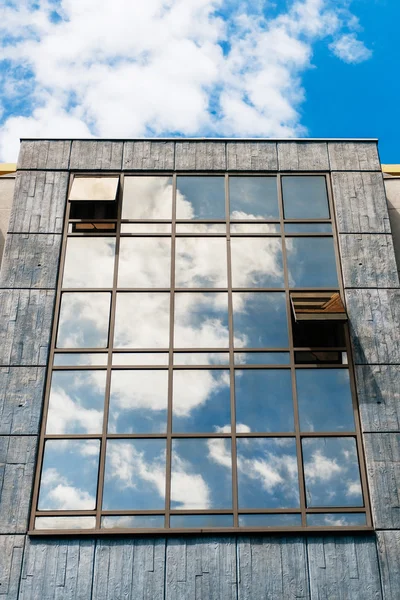 Fachada de vidro com reflexos de nuvens — Fotografia de Stock