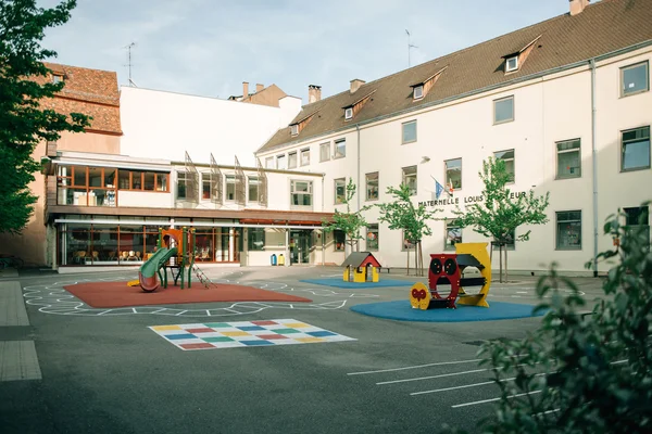 Детская школа пустой двор — стоковое фото