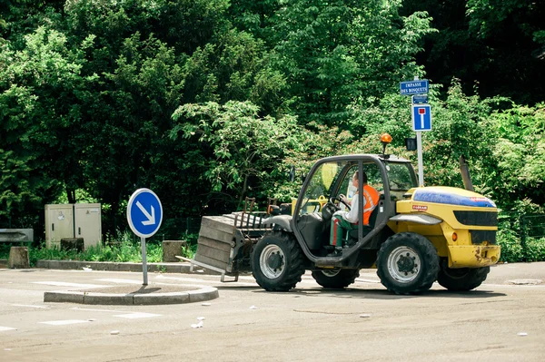 Traktor trägt metallische Zaunstützen — Stockfoto