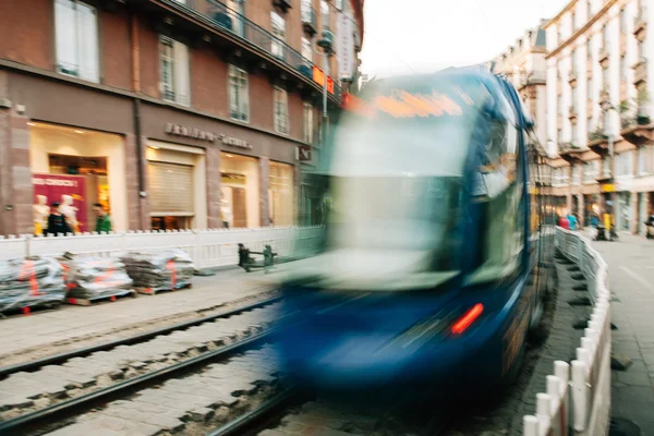 Strasburga tramwaj przechodząc w niewyraźne ruch podczas ekskluzywnych — Zdjęcie stockowe