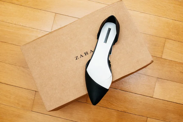 Chaussure ZARA placée sur une boîte en carton — Photo