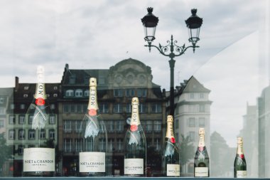 İmparatorluk şampanya Moet Chandon ve farklı boyutlarda