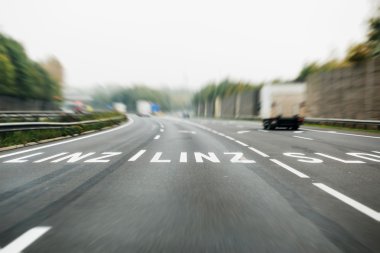 Linz, Avusturya için roadmarking işaretiyle Alman autobahn