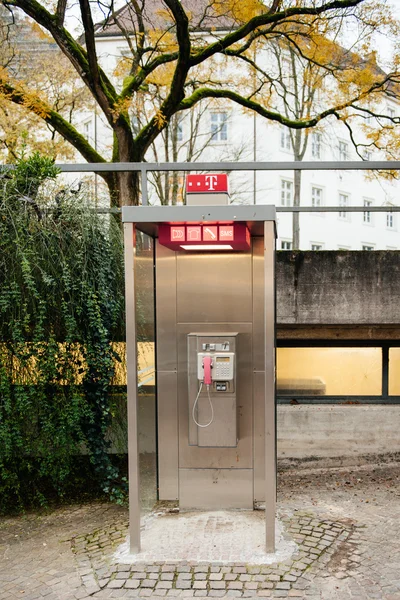 Almanya telefon kulübesinde ödemek — Stok fotoğraf