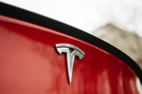 Tesla Motors logo na czerwony samochód. — Zdjęcie stockowe